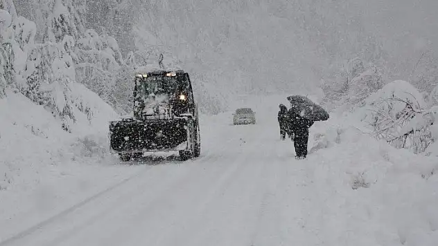 Kastamonu'da kar ulaşımda aksamaya neden oldu