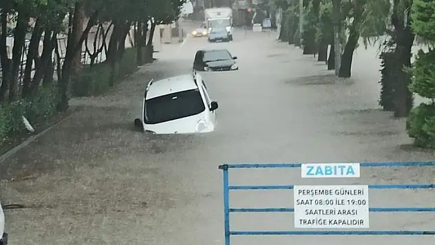 Sağanak yağış cadde ve sokakları göle çevirdi