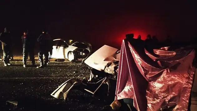 Yoğun sis nedeniyle iki otomobil çarpıştı: 1 ölü