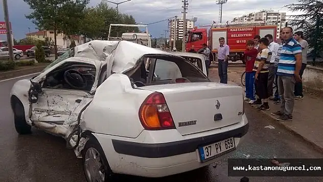 Kastamonu'da Kamyon ile Otomobil Çarpıştı: 1 Ölü
