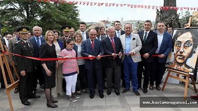 Kastamonu'da Protokol, Öğrencilerle Voleybol Oynadı