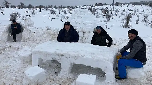 Kızak yarışları için kar mağarası ve iglo yaptılar