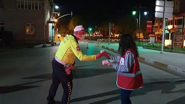 Kızılay ekipleri sahur vakti polisleri unutmadı
