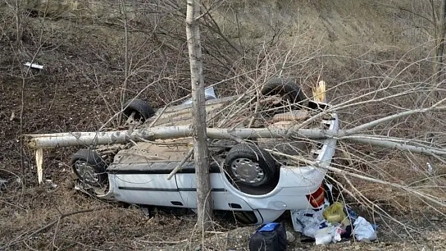 Kontrolden çıkan otomobil şarampole devrildi: 1 ölü 1 yaralı