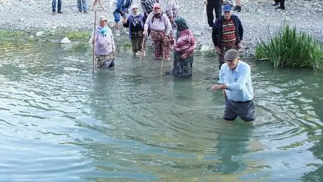 Köprü Olmayınca Köylüler Çayı Yüzerek Geçiyor 