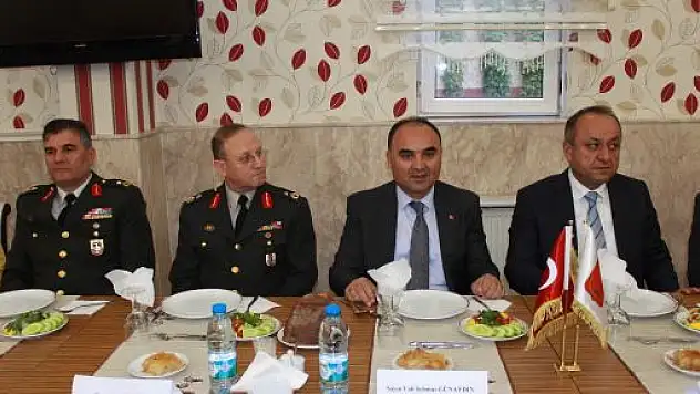 Kore Gazisi Fazıl Topal'a Madalya