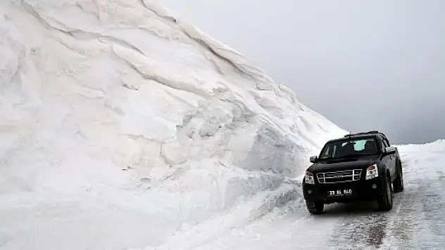 Kostan Dağında 7 Metrelik Dev Kar Kütleleri