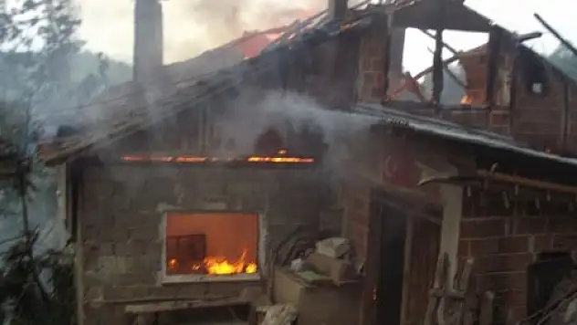 Küre'de 2 Katlı Ev Ve Ahır Cayır Cayır Yandı 