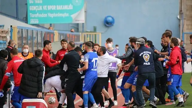 Maç sonrası sahada arbede çıktı