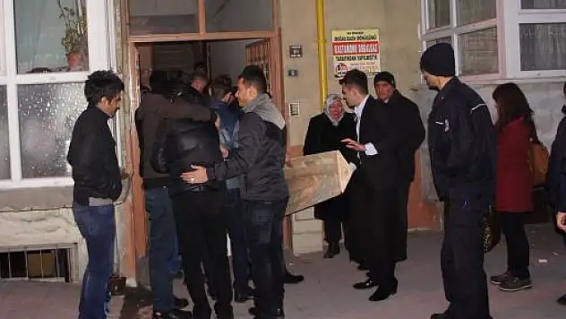 Merdivende Düşen Adam Öldü