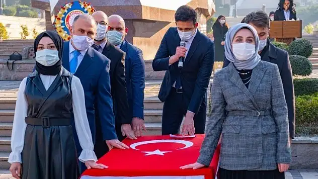 Mesleğe yeni başlayan öğretmenler yeminlerini etti