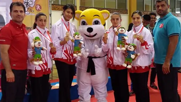 Milli karateciler Endonezya'da 13 madalya kazandı