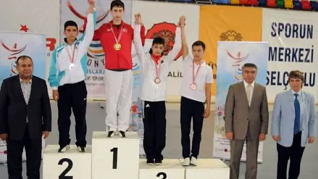 Onur Erzan'dan altın madalya