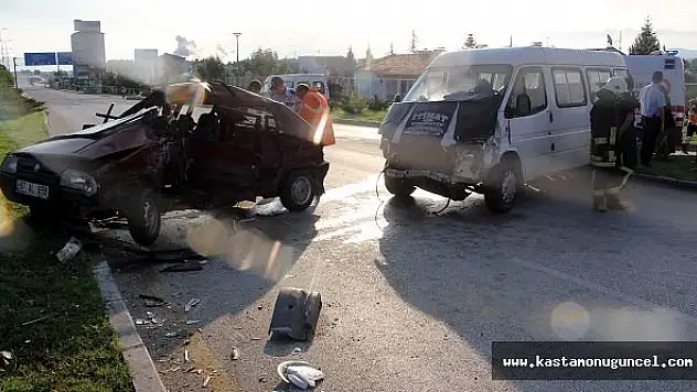 Minibüs ile Oto Çarpıştı: 1 Ölü, 5 Yaralı