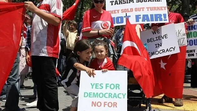 New York'taki Hukuk meydanından 'Tayyip'i yedirmeyiz' gösterisi