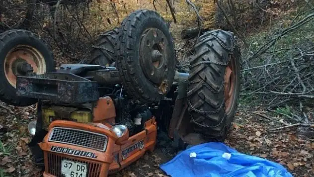 Odun taşıdığı traktör devrildi! Altında kalarak can verdi