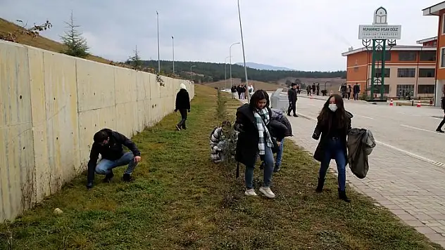 Öğrenci ve akademisyenlerden kampüs temizliği
