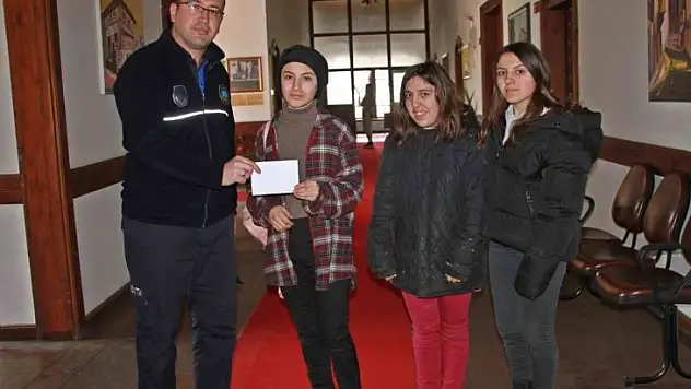 Yolda buldukları parayı zabıtaya teslim ettiler