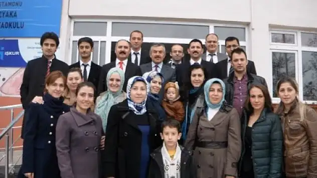 Öğrenciler, öğretmenleri için klip çekti