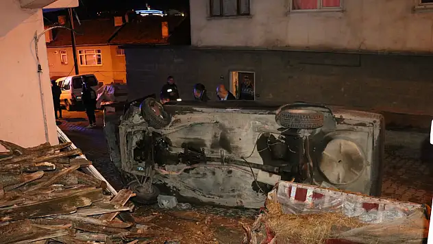 Otomobil devrildi! 2 yaralı