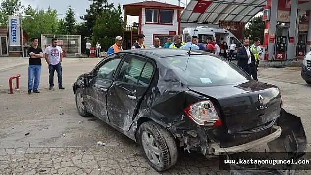 Otomobil Benzinliğe Daldı