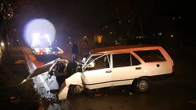 Otomobilde sıkışan sürücüyü itfaiye kurtardı