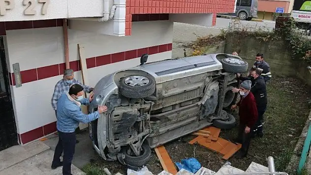 Otomobili ile sitenin bahçesine uçan doktor yaralandı