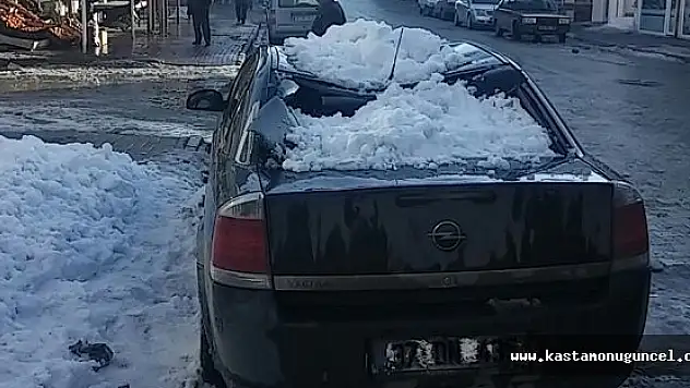 Park Halindeki Aracın Üzerine Kar Kütlesi Düştü