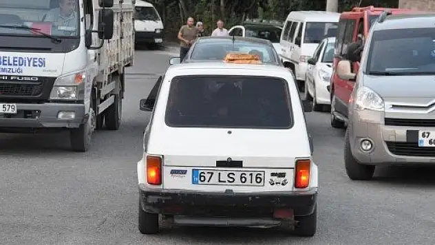 Pideler ezilmemesi için aracın tavanında taşıdı