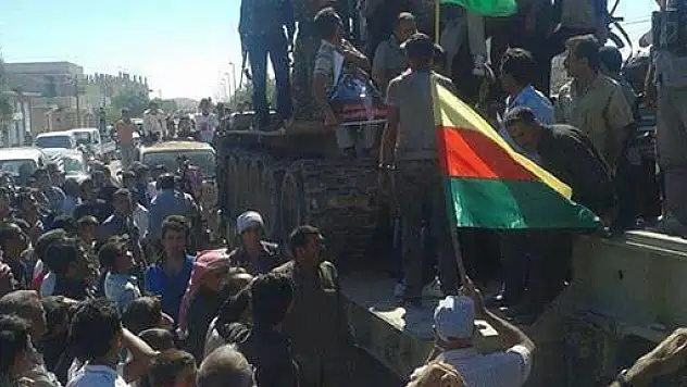 PKK/PYD Nusra'dan elde ettiği tankları Kobani'ye getirdi