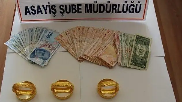 Sahte Bileziklerle Birlikte Yakalandılar
