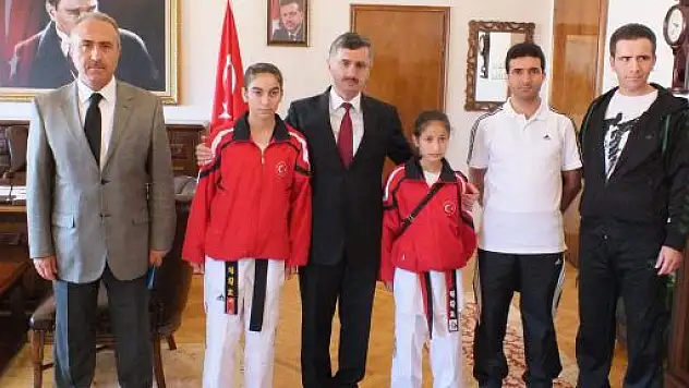 Şampiyon Taekwondocular Vali Bektaş'ı Ziyaret Ettiler