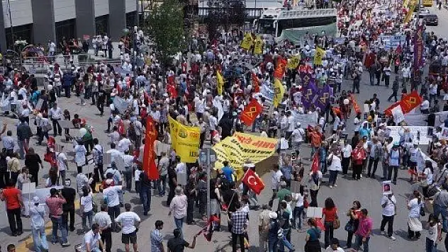 Sanatçılar, tiyatro yasa taslağına tepki için yürüdü