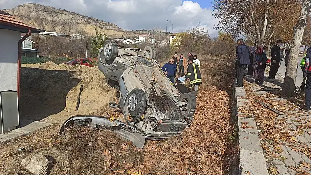 Şarampole devrilen otomobilde 2 kişi yaralandı