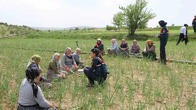 Sarımsak tarlasında KADES anlatıldı