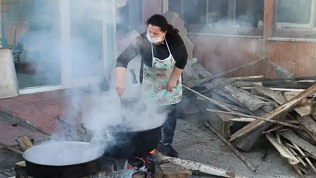 Şehir merkezinde kazanda kaynattığı pekmez gelir kapısı oldu