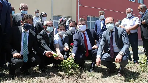 Bakan yardımcısı göz yaşlarını tutamadı