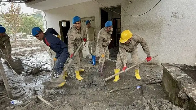 Sel felaketinin yaraları jandarmanın desteğiyle sarıldı
