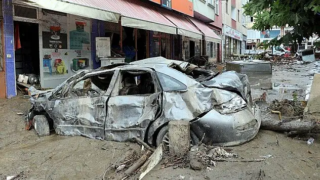 Sel felaketinin yaşandığı ilçede arama kurtarma çalışması sürüyor