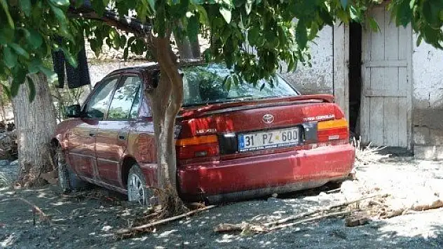 Sel sonrası dere yatağındaki evler çamur deryasına döndü