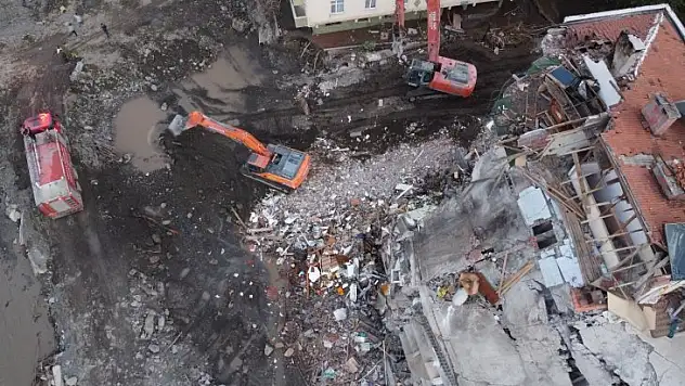 Sel felaketinde ağır hasar alan 5 katlı o bina yıkılıyor