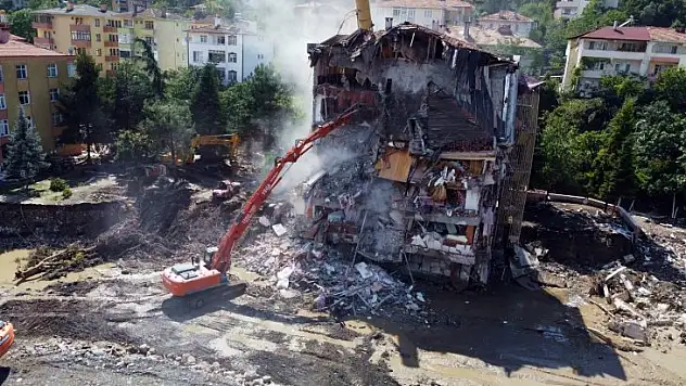 Sel afetini gözler önüne seren kız yurdu yıkılıyor