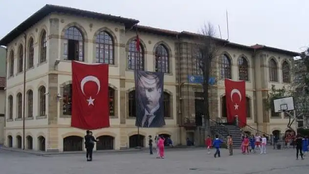 Servis minibüsü öğrenciye çarptı