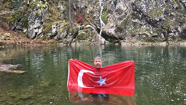 Soğuğa aldırış etmeden şelalede yüzdü