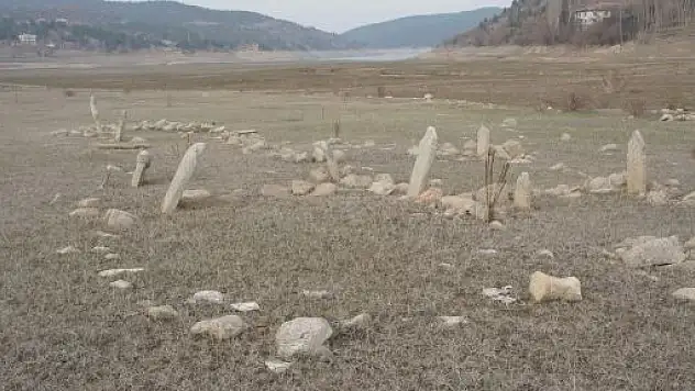 Sular Çekilince Tarihi Mezarlık Ortaya Çıktı