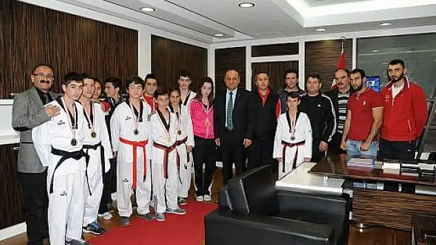 Taekwondocu ve Kickboksculardan Babaş'a ziyaret
