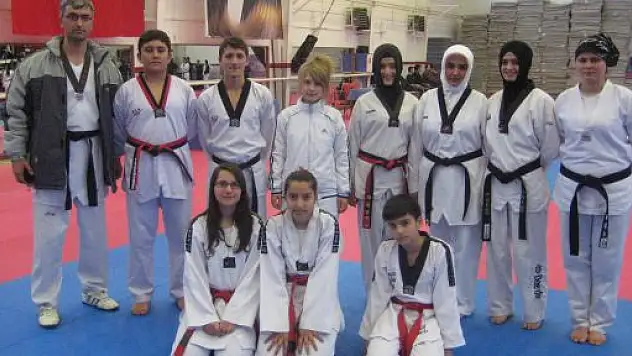 Taekwondocular dan sınavında ter döktü