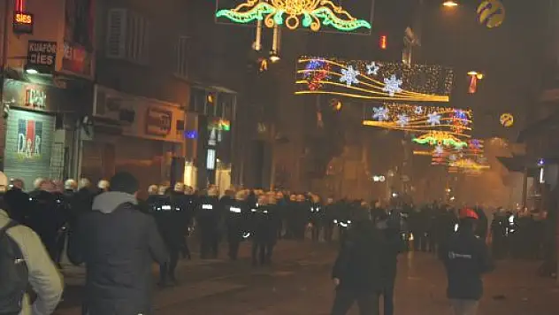 Taksim'de 'Berkin Elvan' protestoları sürüyor