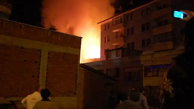 Taşköprü'de 2 Katlı Ev Kül Oldu