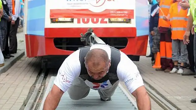 Tatar pehlivan 6 tramvayı çekerek dünya rekoru kırdı